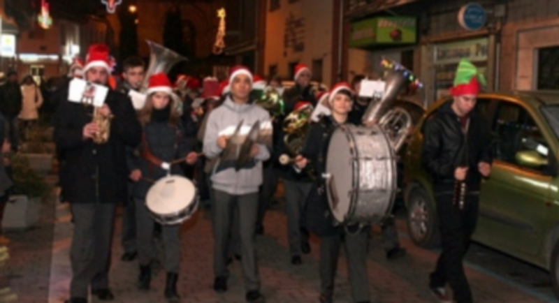 El pasacalles navideño de la Banda Municipal de Música recorrió la villa./ C.N.
