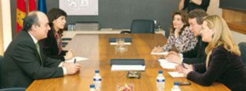 Reunión de De Santiago-Juárez con representantes del PSOE y Del Olmo. / Ical