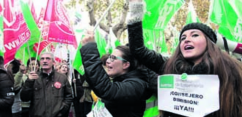 Alrededor de mil personas piden la dimisión del Consejero de Sanidad 1 Los manifestantes convocados por los sindicatos frente a la Consejería de Sanidad exigen una solución a la suspensión cautelar de las oposiciones. / Efe
