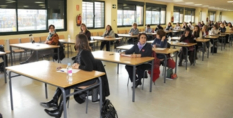 La oferta de empleo público para este año llegará a las 1.169 plazas 1 Varios aspirantes a conseguir una plaza de profesor esperan a que comience el examen en una convocatoria anterior. / Europa Press