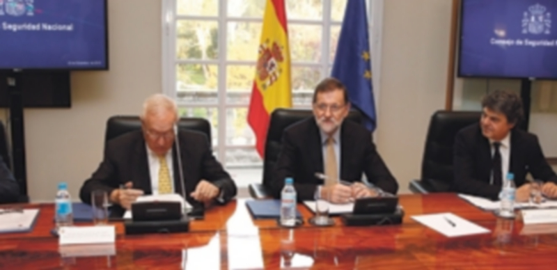 Mariano Rajoy (c) presidió el viernes la reunión del Consejo de Seguridad Nacional que evaluó el nivel de amenaza. / Efe