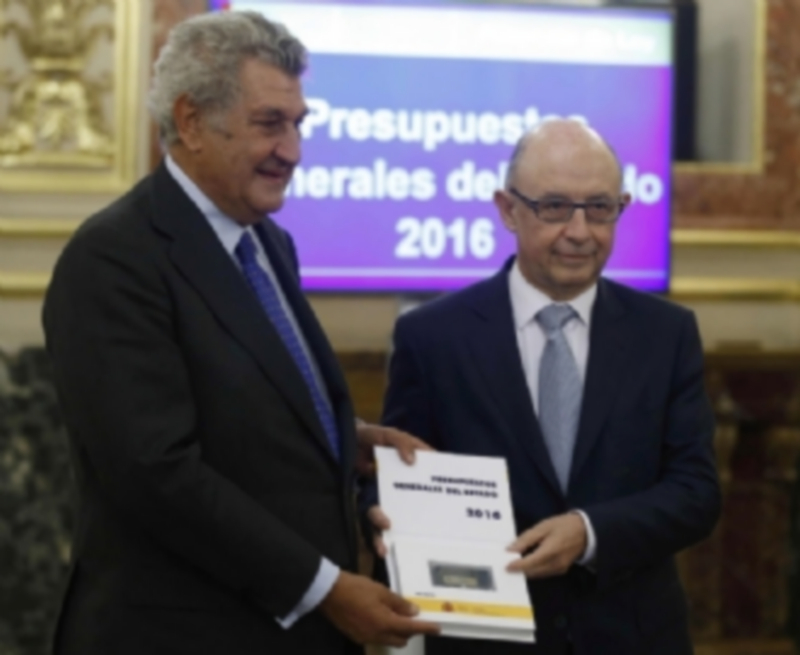 Montoro presenta un Presupuesto ‘fiable’ y principalmente ‘social’ 1 Cristóbal Montoro entregó los Presupuestos a Jesús Posadas en el Congreso. / EFE