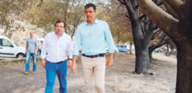 Sánchez cree que el problema es que España tiene un ‘mal Gobierno’ 1 Pedro Sánchez acompañado por Fernández Vara