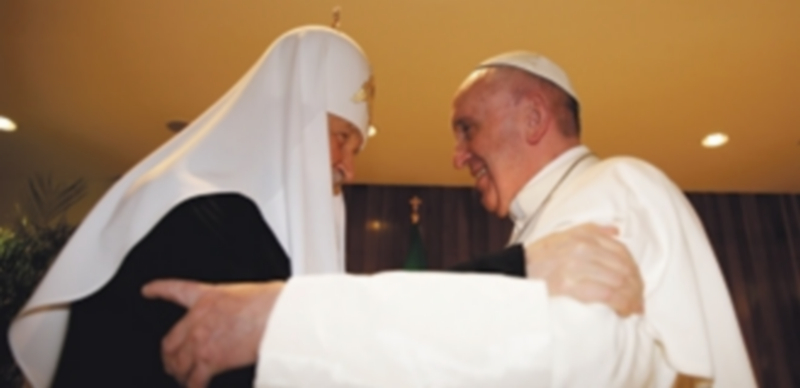 El papa Francisco (d) se abraza con el Patriarca ortodoxo ruso Cirilo de Moscú en el aeropuerto José Martí de La Habana. / EFE