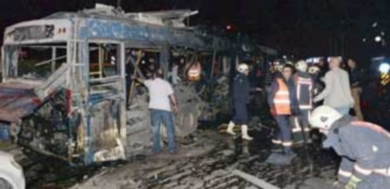 Los bomberos ayudan a las personas presentes en la zona del atentado