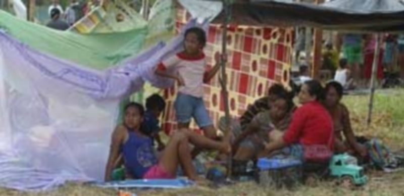 Vecinos del sector El Matal se refugian en improvisados campamentos ante el temor de nuevas réplicas del terremoto. / EFE