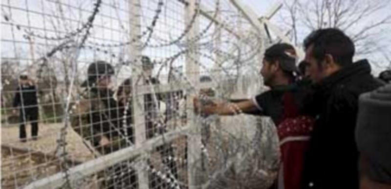 La valla fronteriza entre Grecia y Macedonia ha deparado numerosos incidentes entre refugiados y cuerpos militares. / E.P.