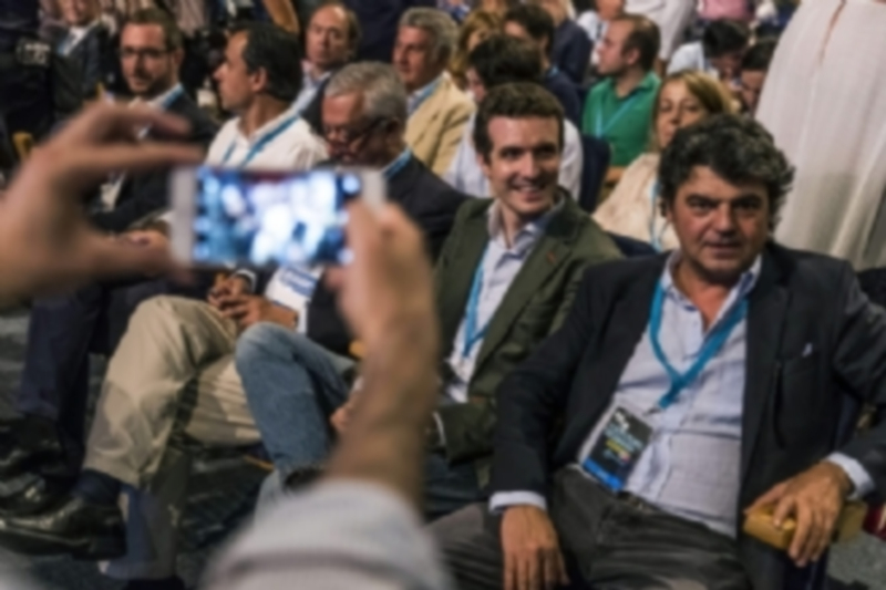 Pablo Casado (2 d) y el director del comité de campaña