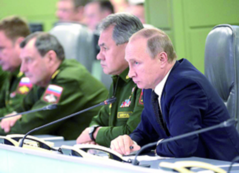 El ministro de Defensa de Rusia (i)