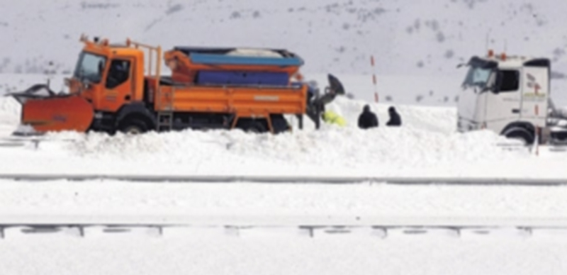 El temporal aísla a 5.000 personas en 250 pueblos de Palencia y León 1 Una quitanieve trabaja intensamente para reabrir el tráfico en la A-67. / Efe