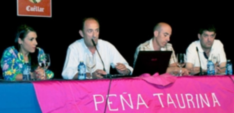 Miembros de la peña taurina ‘El Encierro’ junto a otros representantes