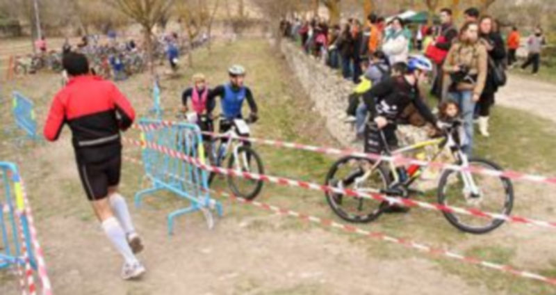 El segoviano Abraham Tapias, ganador absoluto del IV Duatlón de la villa 1 Algunos de los participantes a punto de iniciar el recorrido en bicicleta de este IV Duatlón Cross de la villa. /Gabriel Gómez