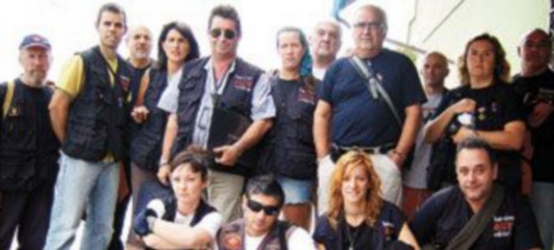 Los integrantes de la caravana Barcelona Acció Solidària posan en un hotel de Nuakchot pocas horas después de que tres de sus compañeros fueran secuestrados. / EFE