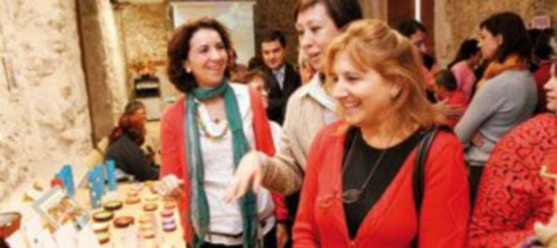 La exposición de artesanía podrá visitarse en Pedro I hasta mañana en horario de 19.00 a 21.00 horas. / GABRIEL GÓMEZ