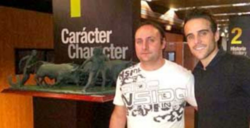 Dyango Velasco (izq) y el director del Museo junto al trofeo. /El Adelantado.