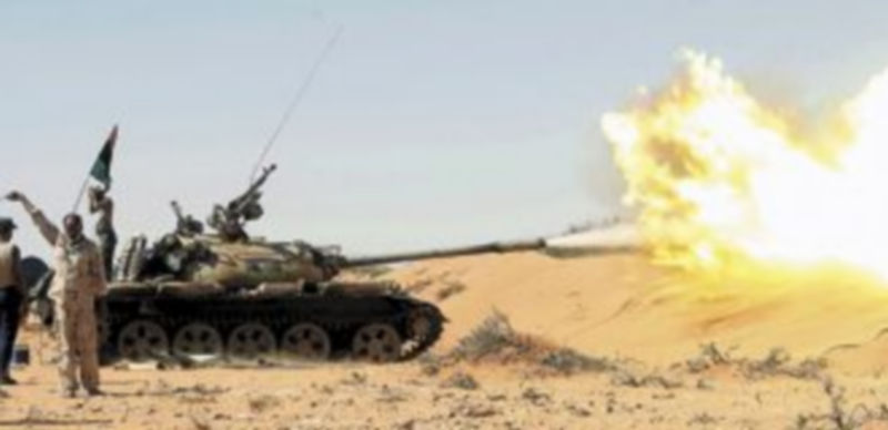 Un tanque de las fuerzas opositoras abre fuego para defender los territorios conquistados hasta el momento. / Reuters