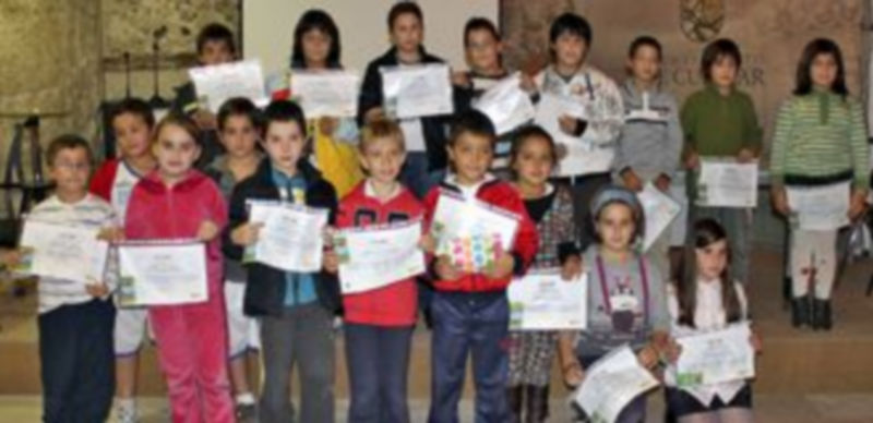 Los niños participantes junto a los premiados tras el acto de entrega./ Gabriel Gómez