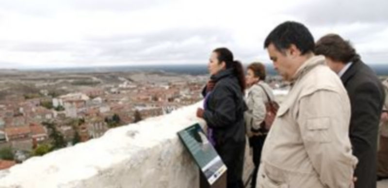 Desde mediados de diciembre vecinos y visitantes podrán utilizar las audioguías para recorrer las murallas./ Gabriel Gómez.