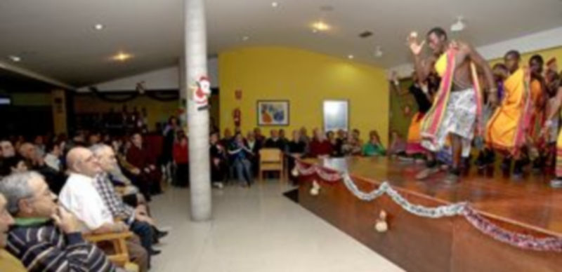 Un momento de la actuación de los grupos africanos en el Centro de Día./ Gabriel Gómez.