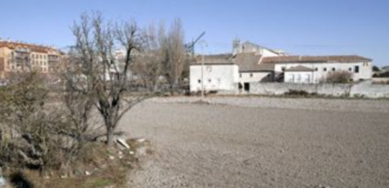 En este sector se construirá el nuevo Centro de Salud entre el campo de fútbol y el convento de Santa Clara. / Gabriel Gómez.