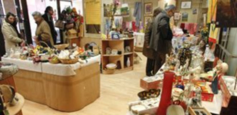 El Rastrillo Solidario pone a la venta los productos entregados por los vecinos de la comarca. / Gabriel Gómez.