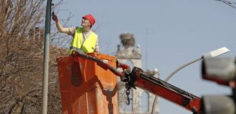Los alumnos de pintura actuaban ayer sobre las farolas y semáforos de la Avenida Camilo José Cela./ Gabriel Gómez