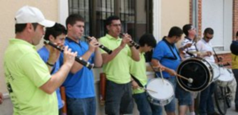 Los dulzaineros y tamborileros animaron la fiesta por la tarde con sus populares canciones. / El Adelantado