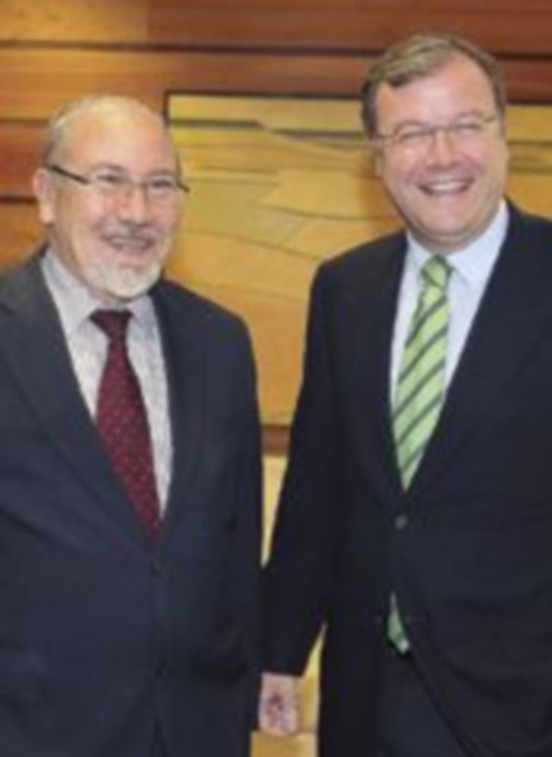 El presidente de la CHD (i) y el consejero de Fomento se reunieron ayer. / Ical.