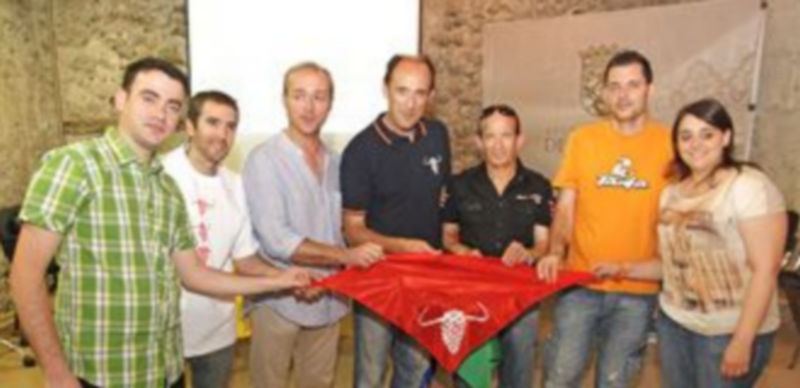 Unidos en defensa de la “tradición” del encierro 1 Representantes de peñas y colectivos mostrando algunas prendas con el logo serigrafiado. / Gabriel Gómez.