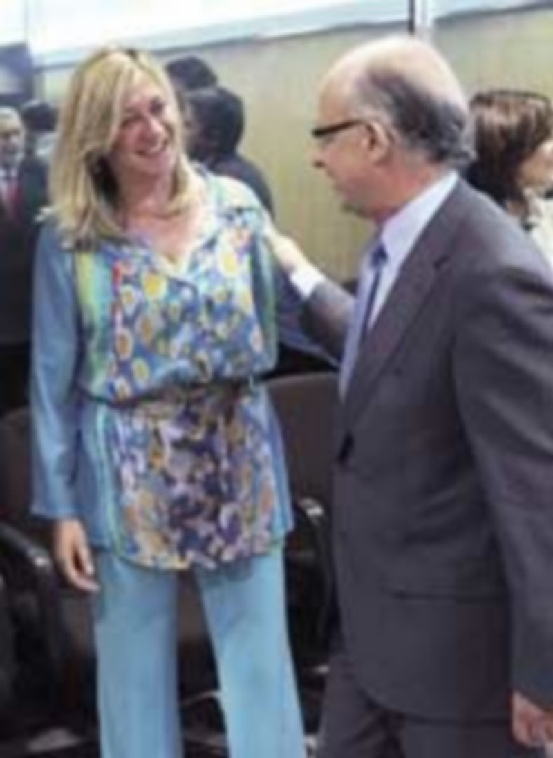 Pilar del Olmo saluda al ministro Cristóbal Montoro