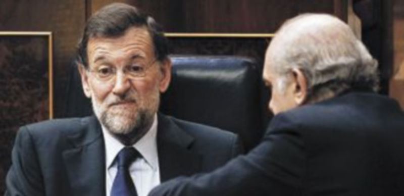 Mariano Rajoy conversa con Jorge Fernández Díaz en una sesión del Congreso de los Diputados. / Europa Press
