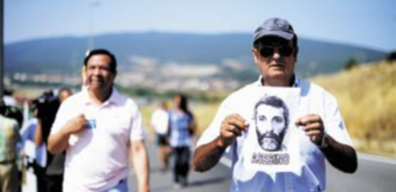 Varios miembros de la AVT se dirigen a la cárcel alavesa de Zaballa para mostrar su malestar con la política penitenciaria del Gobierno. / Vincent West (Reuters)