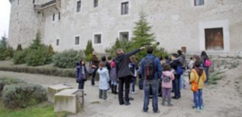 Los escolares vallisoletanos durante el recorrido por Cuéllar que les llevó ante el Castillo de la villa. /Gabriel Gómez