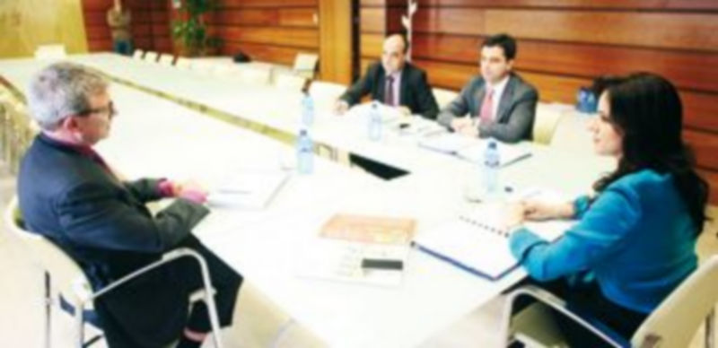 Silvia Clemente con el consejero para los Asuntos Agrícolas para España y Portugal de la Embajada de Francia. / Ical