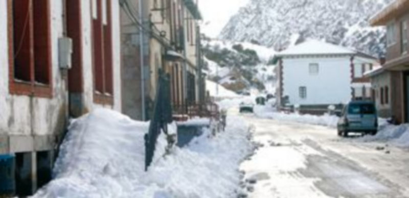 La nieve se acumulaba a ambos lados de la carretera que atraviesa la localidad leonesa de Villamanín. / Ical