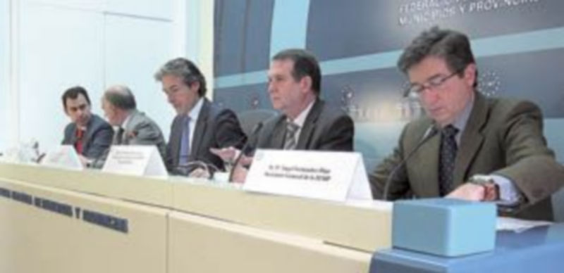 El mantenimiento de los colegios seguirá en manos de los municipios 1 Martínez Maillo (i) participó ayer en Madrid en la Comisión Territorial de la FEMP para abordar la reforma local. / E. Press