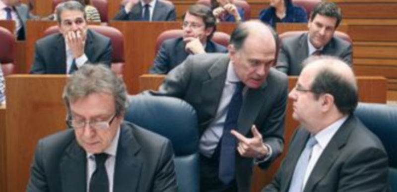 Juan Vicente Herrera dialoga con el titular de Economía en presencia del consejero de la Presidencia. / Ical