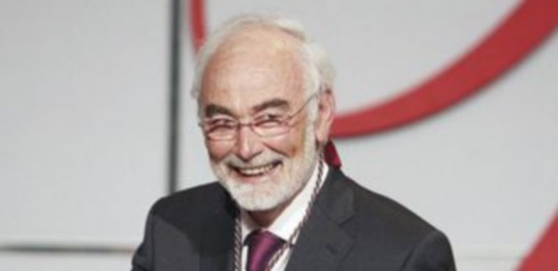 Aparicio destaca lo «mucho que comparten» castellanos y leoneses 1 El escritor leonés Juan Pedro Aparicio saluda tras recibir el galardón de las Letras. / Ical