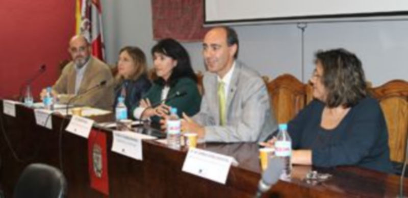 La Gerente de Servicios Sociales (centro) junto a representantes de IE