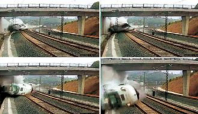 Una cámara fija de Renfe grabó cómo el tren siniestrado llegó a la curva con demasiada velocidad