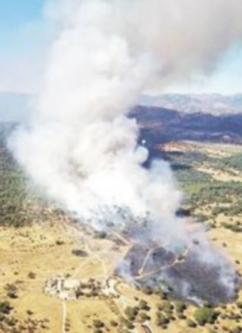 Imagen aérea de la zona donde se originó el incendio tomada desde un helicóptero de la Brif Laza. / Ical