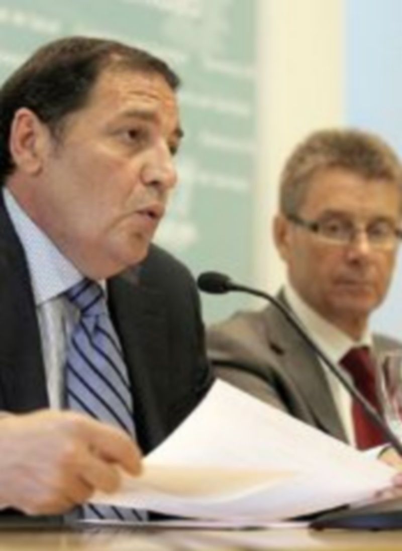 Los hospitales estrenarán este año unidades para enfermos crónicos 1 El consejero de Sanidad junto al director general de Asistencia Sanitaria. / M.C. (Ical)