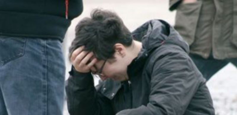 Rostros de dolor de algunos de los vecinos de Pola de Gordón desplazados hasta la mina. / Ical