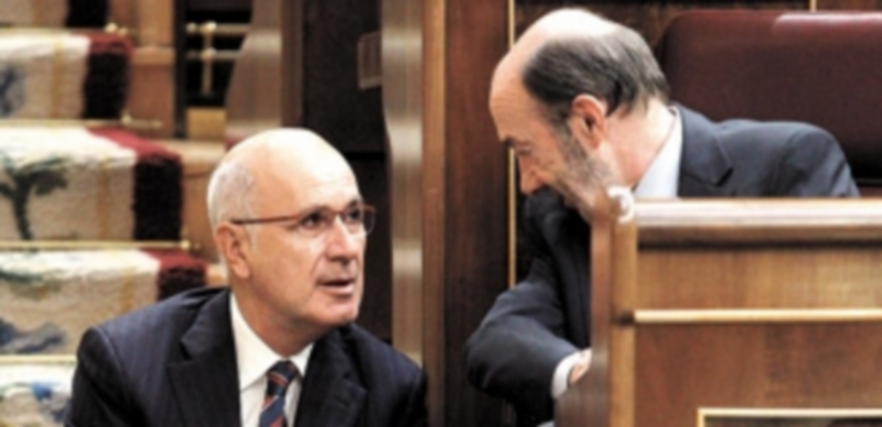 El jefe de Unió y el del PSOE charlan distendidamente en la Cámara Baja. / Efe