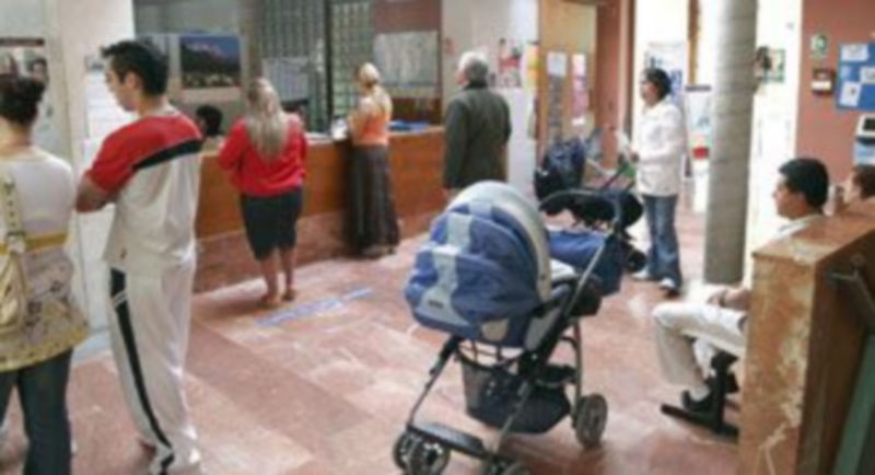 Mostrador de citaciones en el interior del Centro de Salud de la villa./Gabriel Gómez