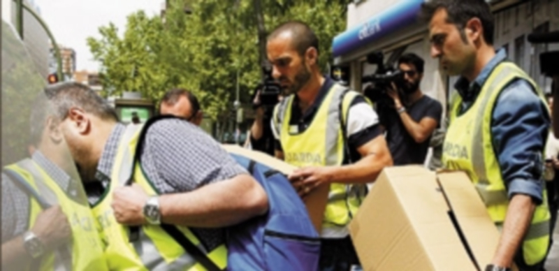 Agentes de la Guardia Civil abandonan las instalaciones del Administrador de Infraestructuras Ferroviarias en la capital de España con documentos. / J.J. Guillén (efe)