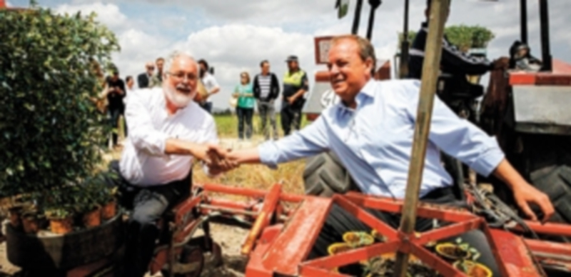 El exministro de Agricultura no tuvo ningún problema en subirse a un pequeño tractor en tierras extremeñas junto al presidente regional