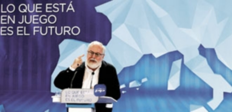 El cabeza de lista del PP ofreció ayer un mitin en Oviedo y otro en La Coruña y se reunió con representantes del sector primario en Castro de Rei (Lugo). / Efe