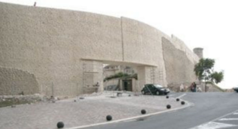 Vista del tramo de la muralla que une el Castillo con el arco de San Basilio