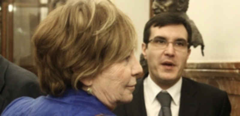 José Luis Ayllón charla con Celia Villalobos en la entrada del Congreso. / EP.
